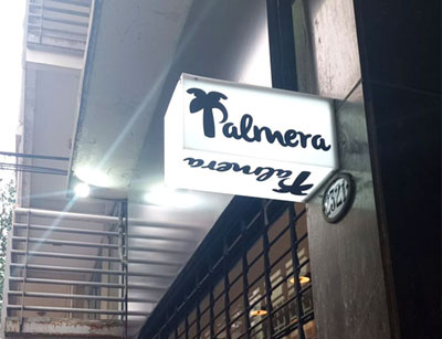 Cartel peatonal de acrílico iluminado horizontal