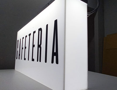 Cartel peatonal fino con iluminación blanca