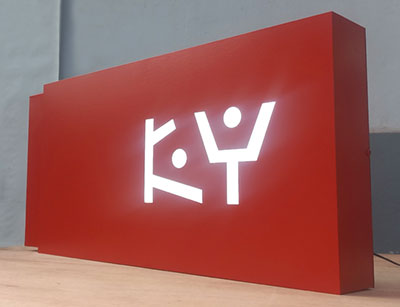 Cartel tipo box rojo con iluminación