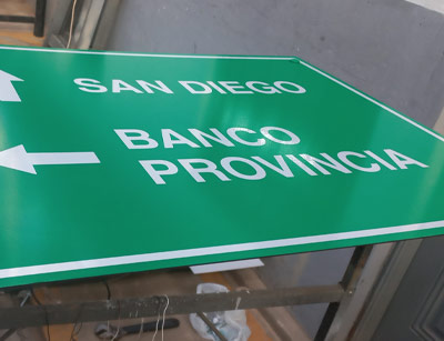 vinilos publicitarios para negocios ploteo vehicular ploteo de autos en San Miguel en Moreno Zona Oeste Norte de vidrieras