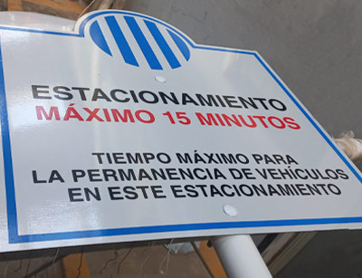 vinilos publicitarios para negocios ploteo vehicular ploteo de autos en San Miguel en Moreno Zona Oeste Norte de vidrieras