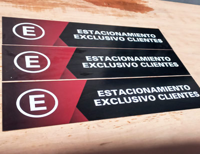 vinilos publicitarios para negocios ploteo vehicular ploteo de autos en San Miguel en Moreno Zona Oeste Norte de vidrieras
