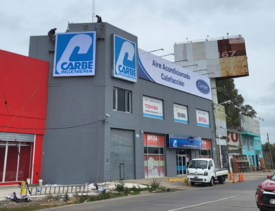 Cartel publicitario con instalacion