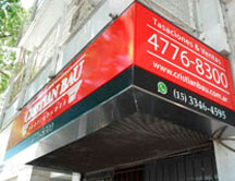Cartel aviso con estructura para negocio