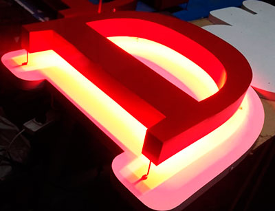 Cartel corpóreas de chapa con luz difusa