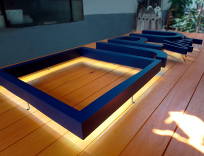 Letras corpóreas con luz difusa sobre madera