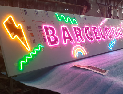 Cartel neón LED sobre chapa en San Miguel