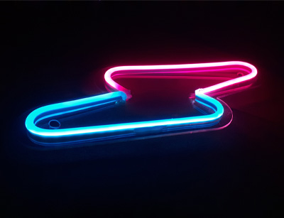 Figuras en neón LED azul y fucsia en Moreno