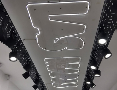 Letrero iluminado con neón LED en Zona Oeste Norte