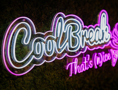 Cartel Cool con neón LED en Moreno