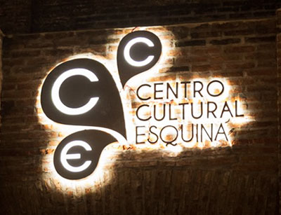 Logo y letras corpóreas con luz difusa