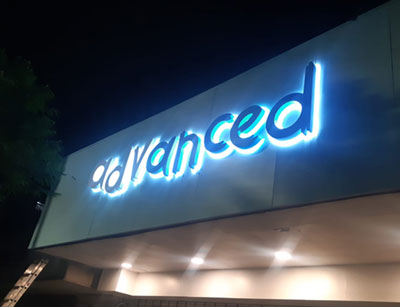 Marquesinas con letras corpóreas luminosas