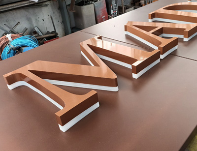 Letras corpóreas con base de chapa