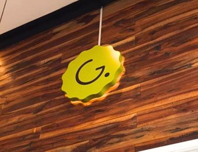 Logo corpóreo luminoso colgante