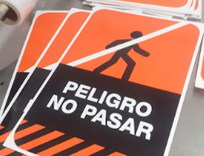 Cartel señalética de peligro no pasar