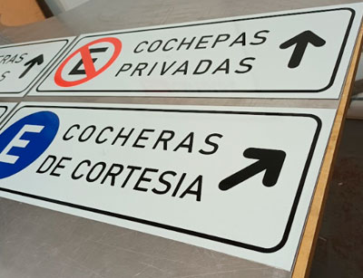 Cartel tipo señalización restrictiva