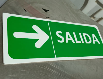 Señalética de salida de coches
