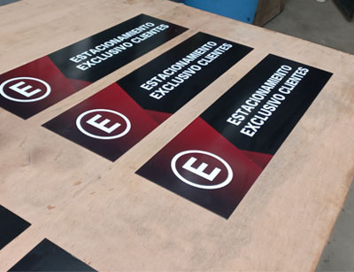Señalética de estacionamiento exclusivo