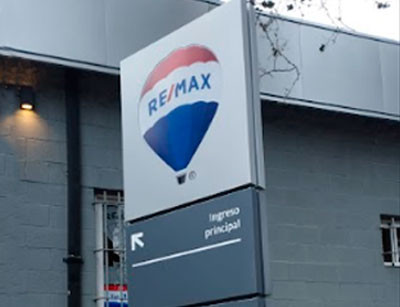 Señalética tipo tótem personalizado Remax