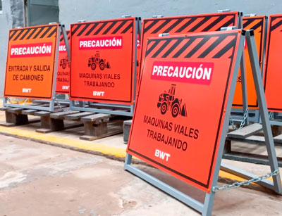 Señalética tipo caballete de PRECAUCIÓN vial
